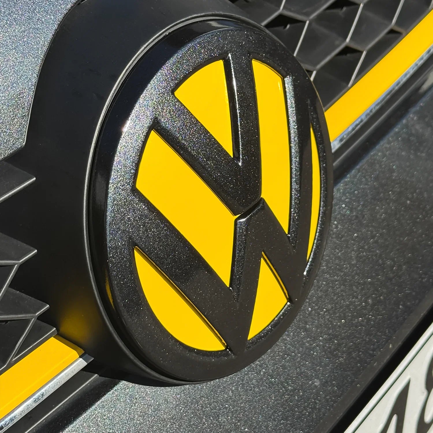 Von Standard zu einzigartig – So lackierst du dein VW-Logo in Wagenfarbe! - Kiezlack