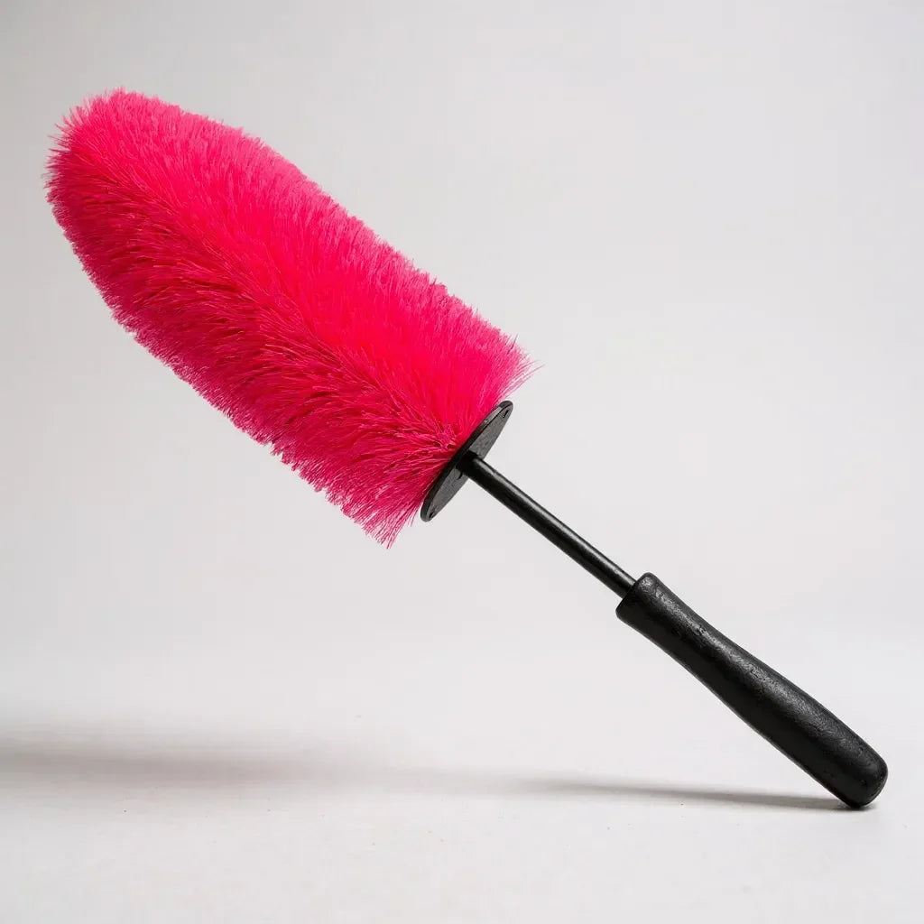 Pit Stop Wheel Brush Large von Kiezlack mit pinken Borsten und schwarzem Griff, ideal für die Reinigung von Felgen und schwer zugänglichen Bereichen.