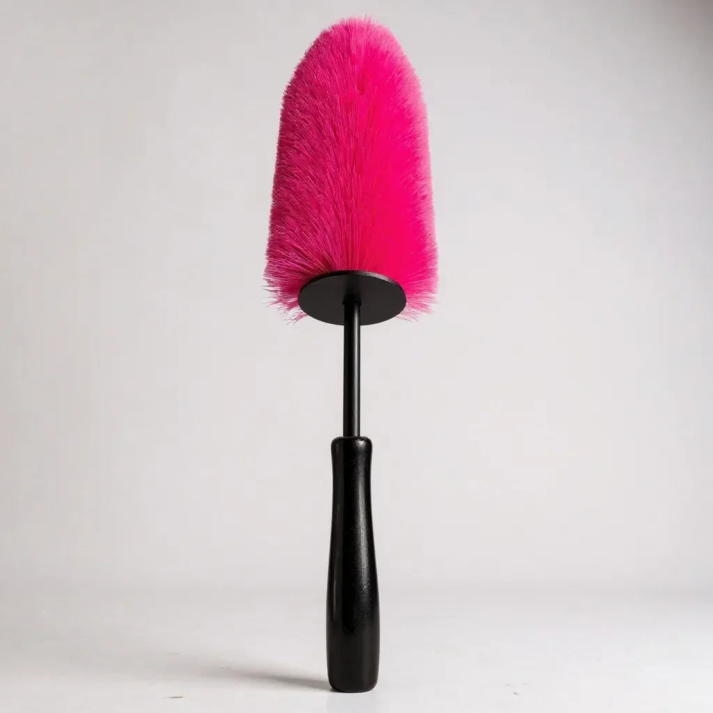 Pit Stop Wheel Brush Large mit pinken Borsten und schwarzem Griff, ideal für die Reinigung von Felgen und schwer erreichbaren Stellen.