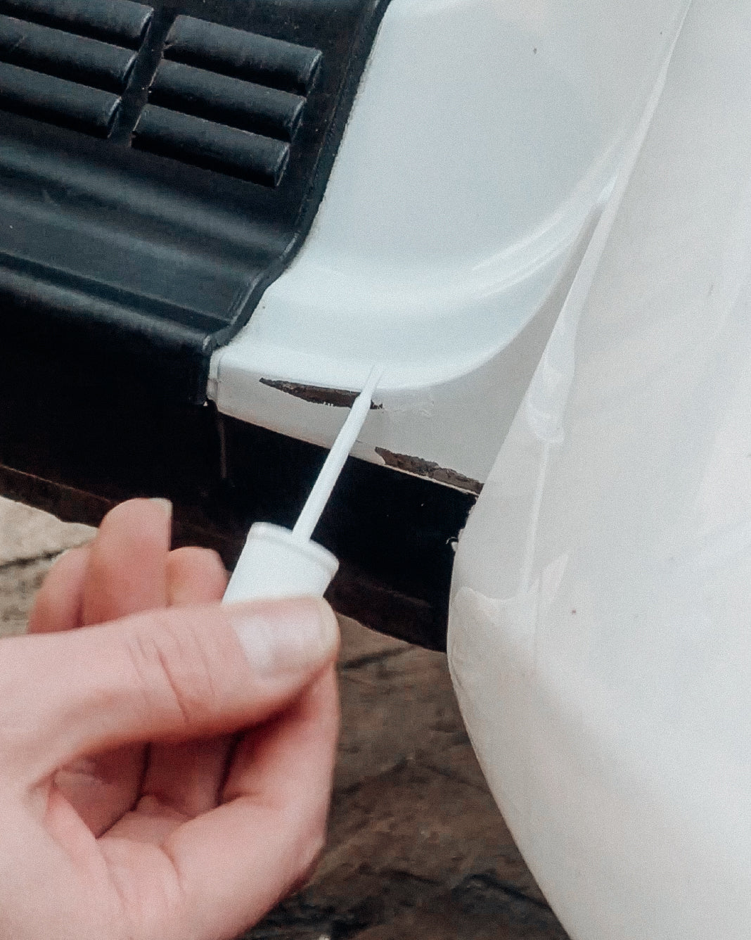 Kratzer im Camper? Per zeigt, wie er ihn selbst entfernt hat – mit dem Kiezlack Repair Set.